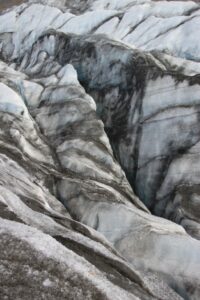 Une des nombreuses crevasses qui trient le glacier