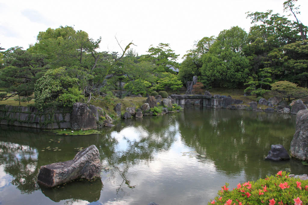 Là aussi un joli temple jardin japonais