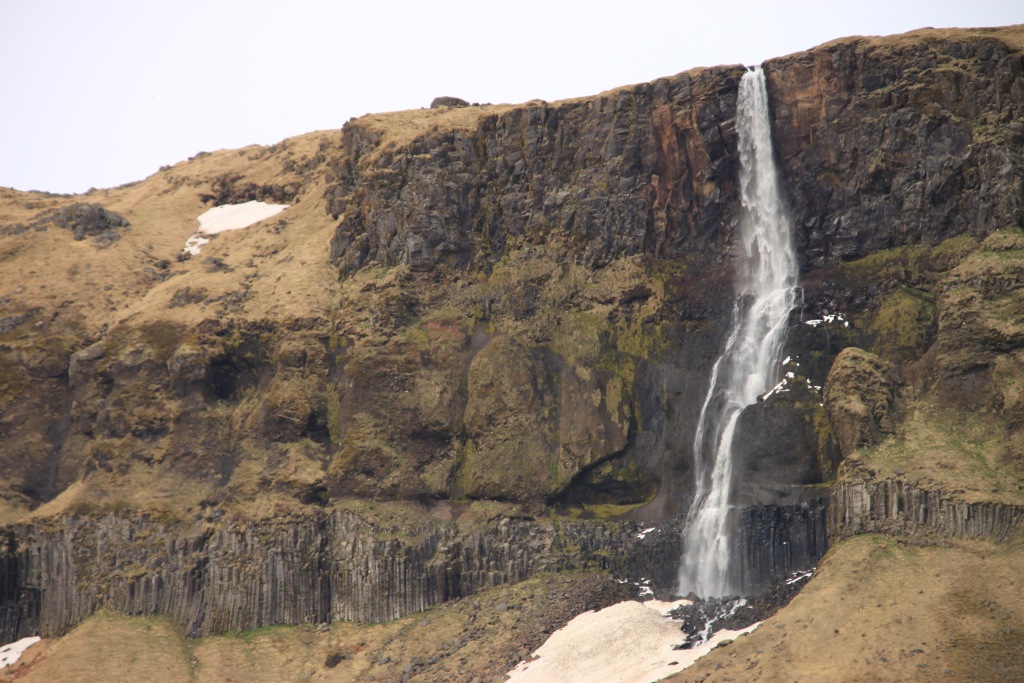 Une cascade au pied du Snaefellsjökull