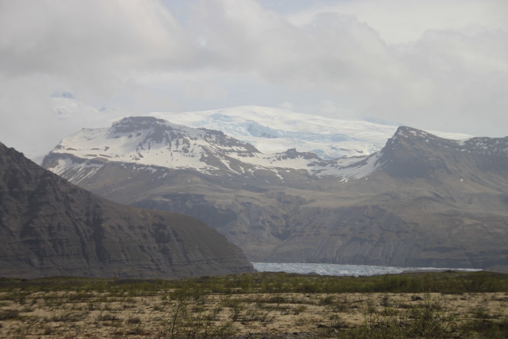 Le Vatnajökull déborde par dessus les montagnes, menaçant