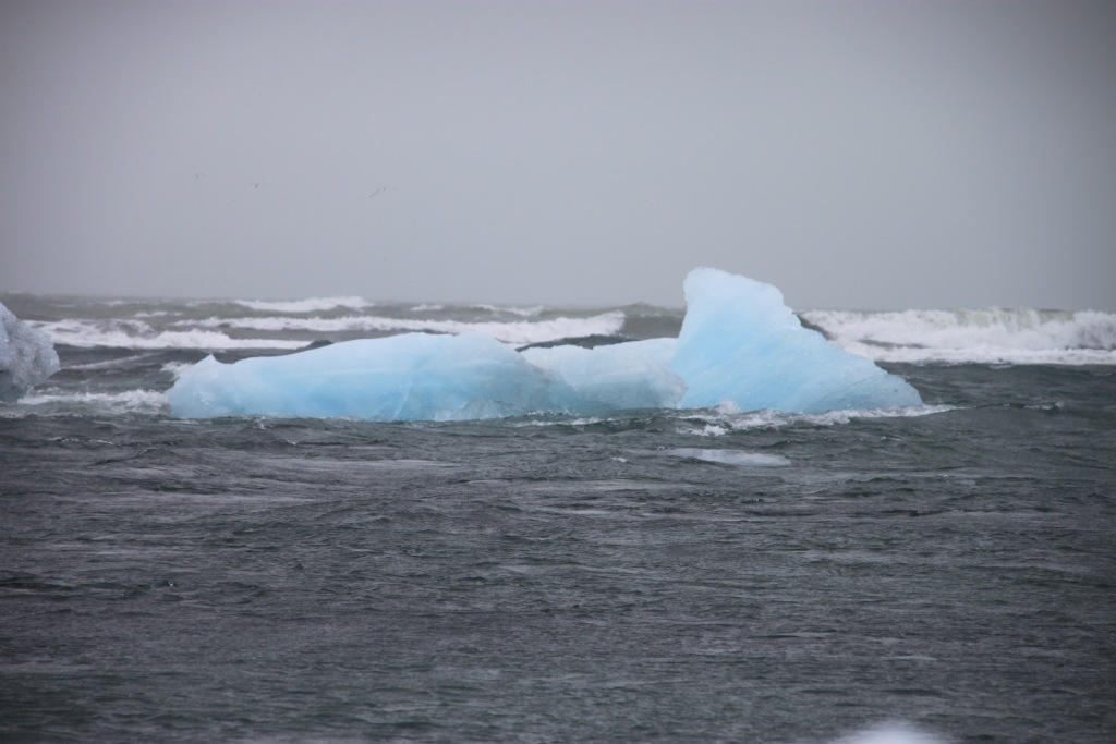 Les icebergs se font rabattre par une mer agitée