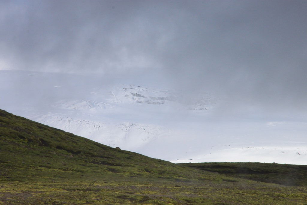 On aperçoit l'Eyjafjallajökull entre 2 vagues de nuages