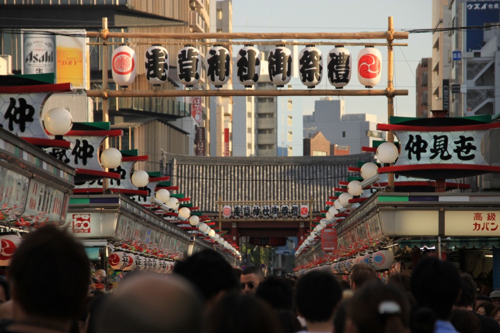 L'avenue commerçante entre les 2 portes :  Nakamise-dōri 