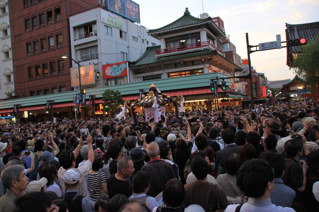 La foule attend que le nouveau quartier récupère le Mikoshi