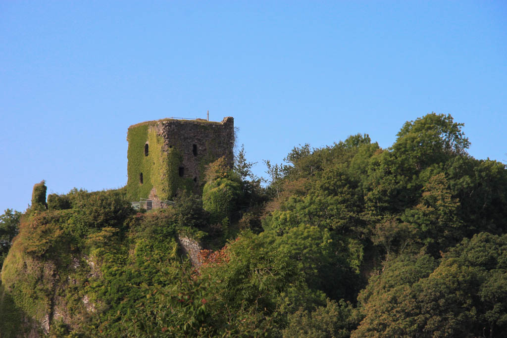 Le château à l'entrée de la ville