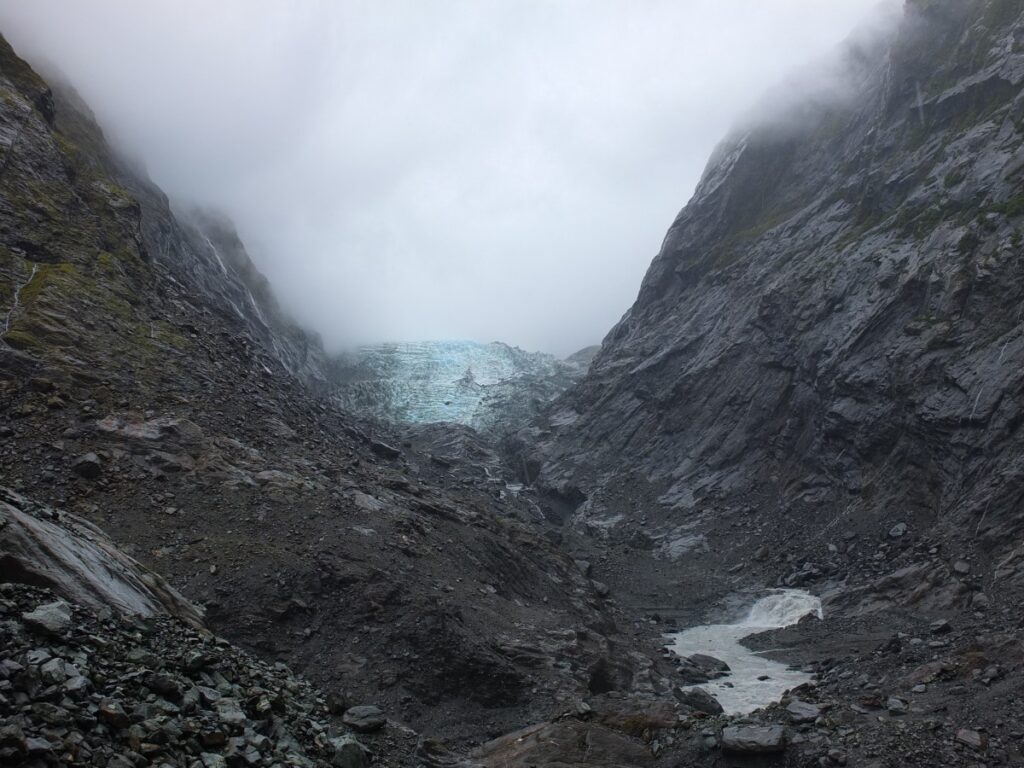 Vue sur le Franz Josef Glacier depuis la moraine